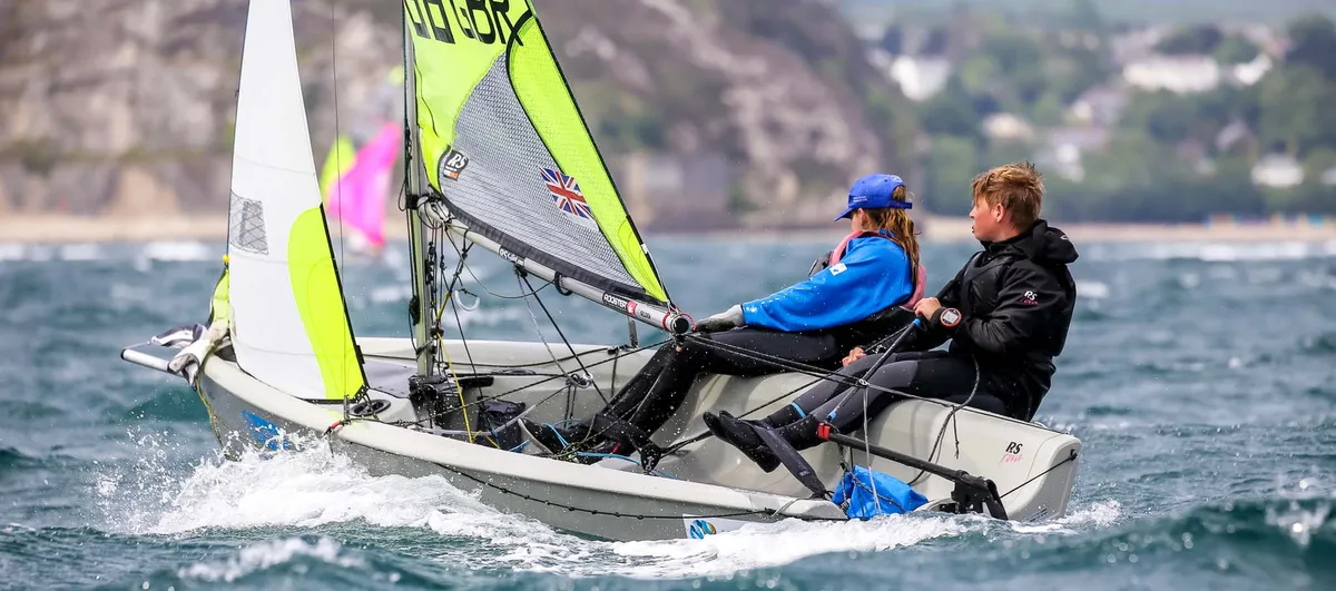 RS Sailing Feva: Zeilboot met twee opvarenden op zee