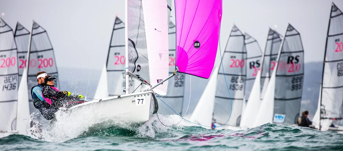 RS Sailing RS200: Zeilboot met roze zeil racend
