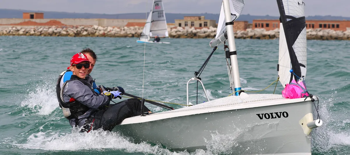 RS Sailing RS400: Zeilboot met twee opvarenden op zee
