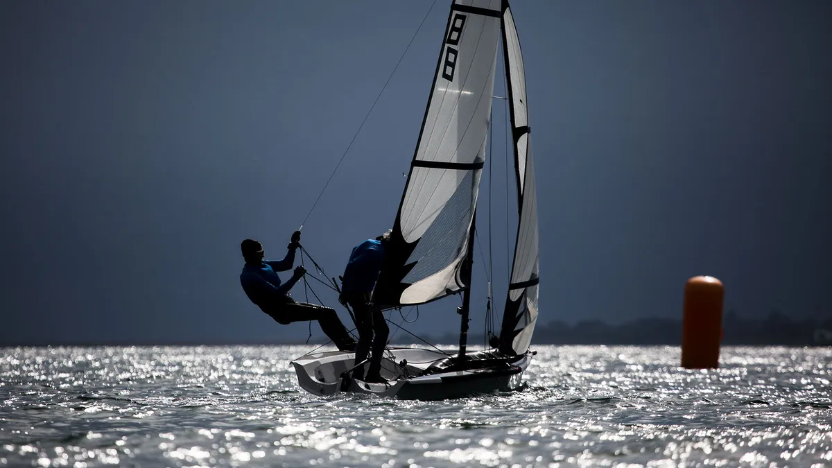 RS Sailing RS500: Zeilboot met twee opvarenden varend