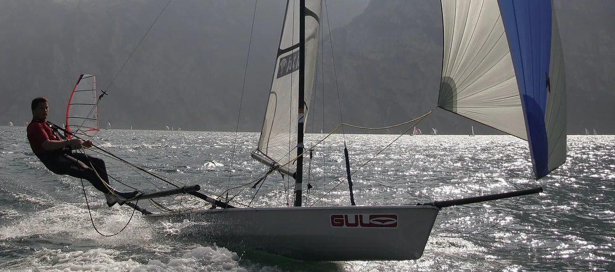 RS Sailing RS700: Zeilboot vaart op meer