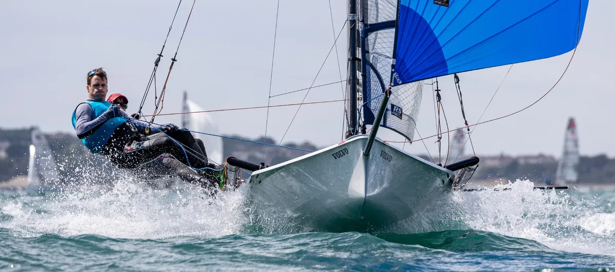 RS Sailing RS800: Zeilboot varend met blauw zeil