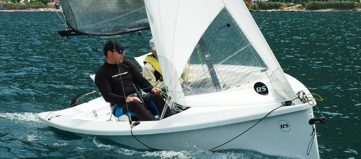 RS Sailing Venture Connect: Zeilboot met bemanning op water