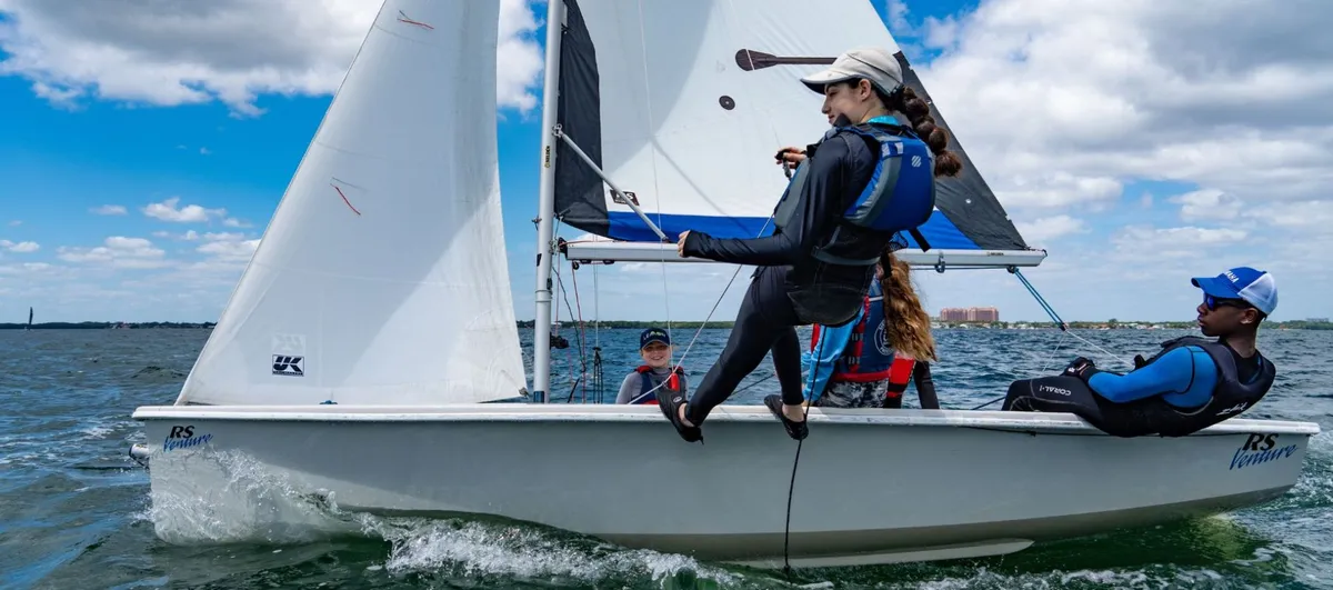 RS Sailing Venture: Zeilboot met bemanning op water