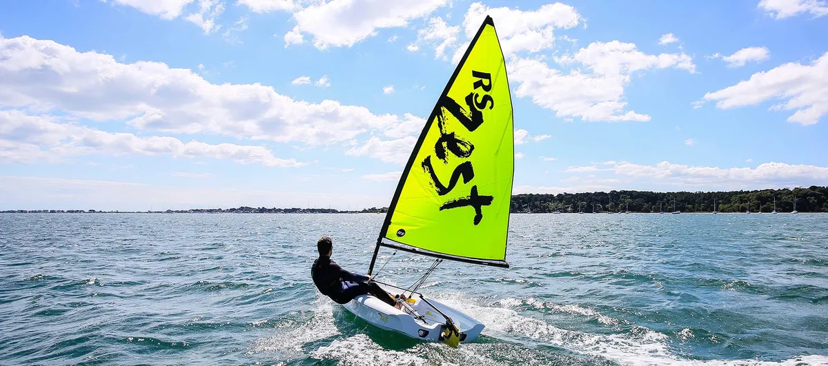 RS Sailing Zest: Zeilboot vaart op zee