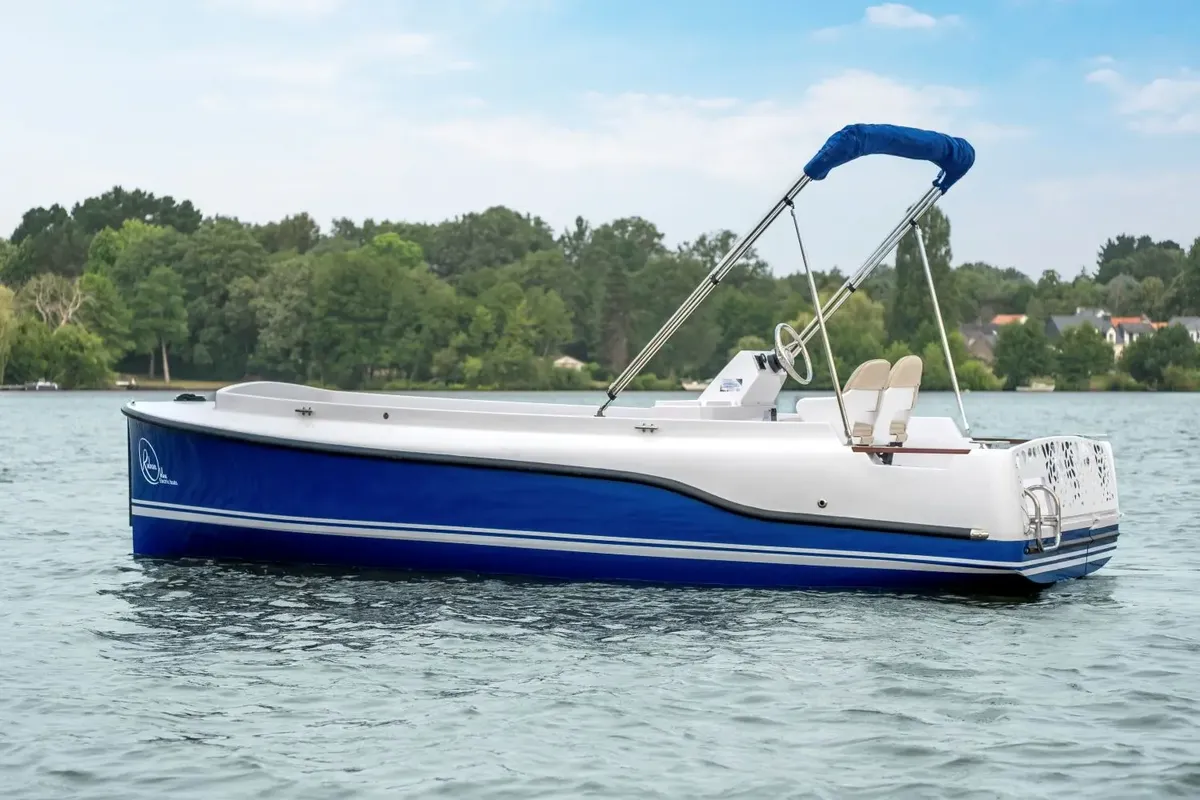 Ruban Bleu Legend: Boot van opzij op meer