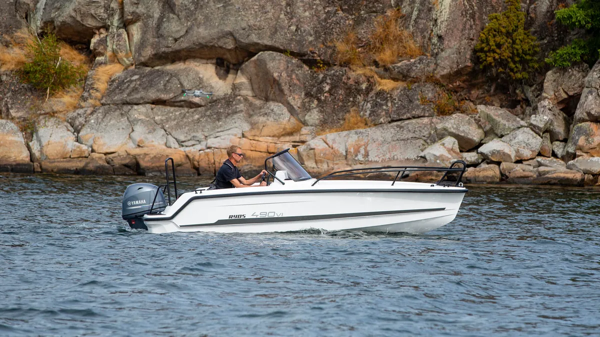 Ryds 490VI Sport: Boot varend langs rotsen