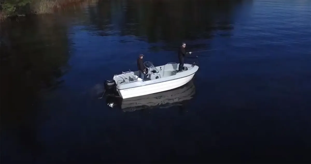 Ryds 538 BF: Boot met vissers op meer