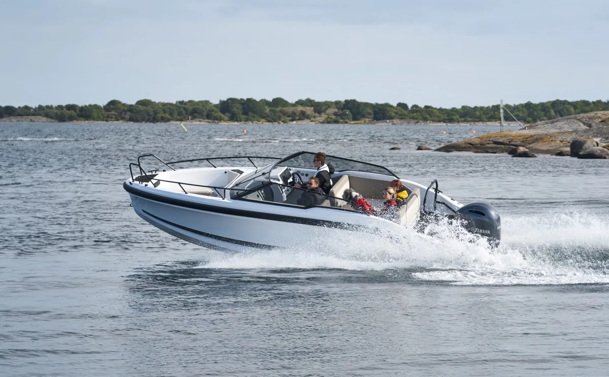 Ryds 650VI BR: Boot varend met passagiers op zee