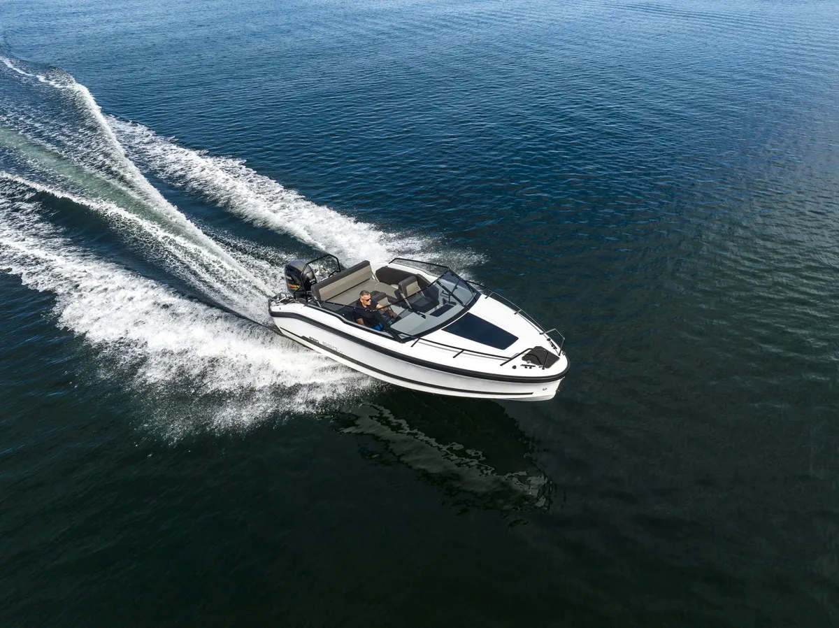 Ryds 650VI DC: Boot varend met kielzog