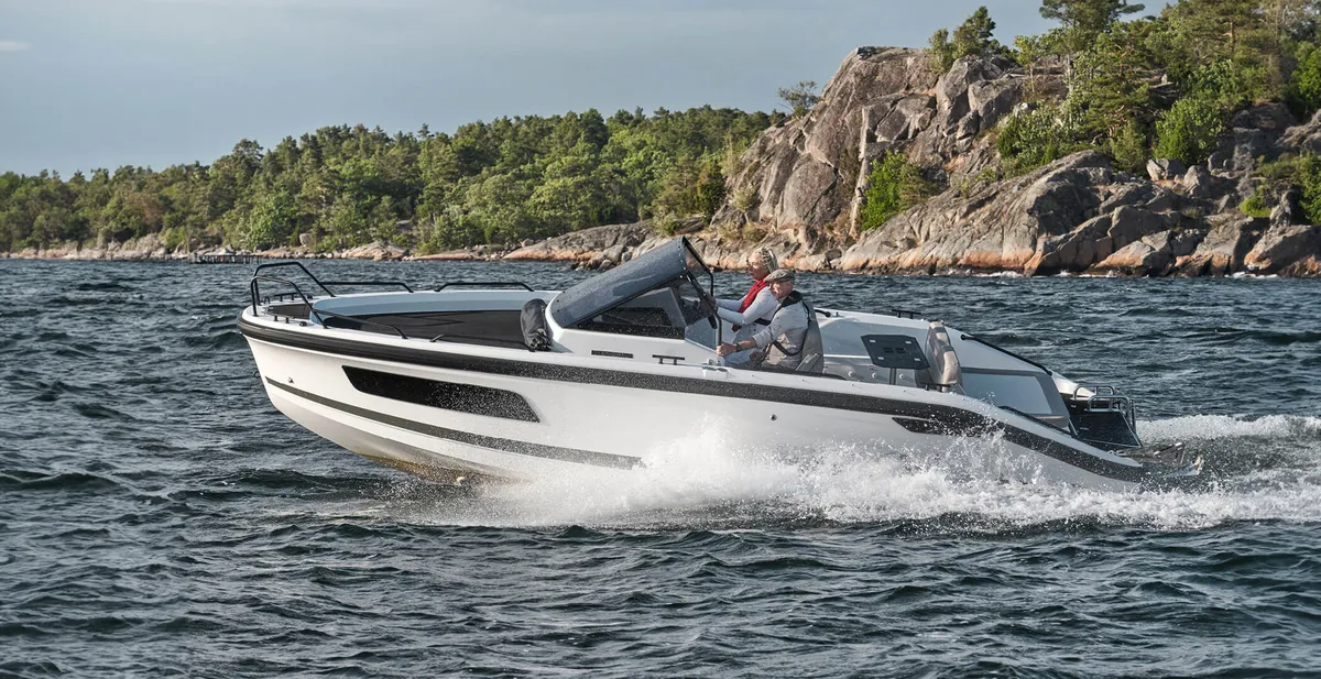 Ryds 735VI Inombordare: Boot varend langs rotsachtige kust