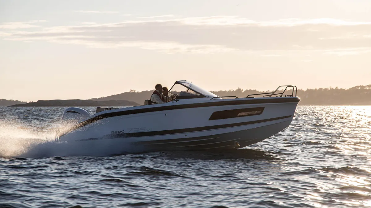 Ryds 735VI Utombordare: Boot varend op zee bij zonsondergang