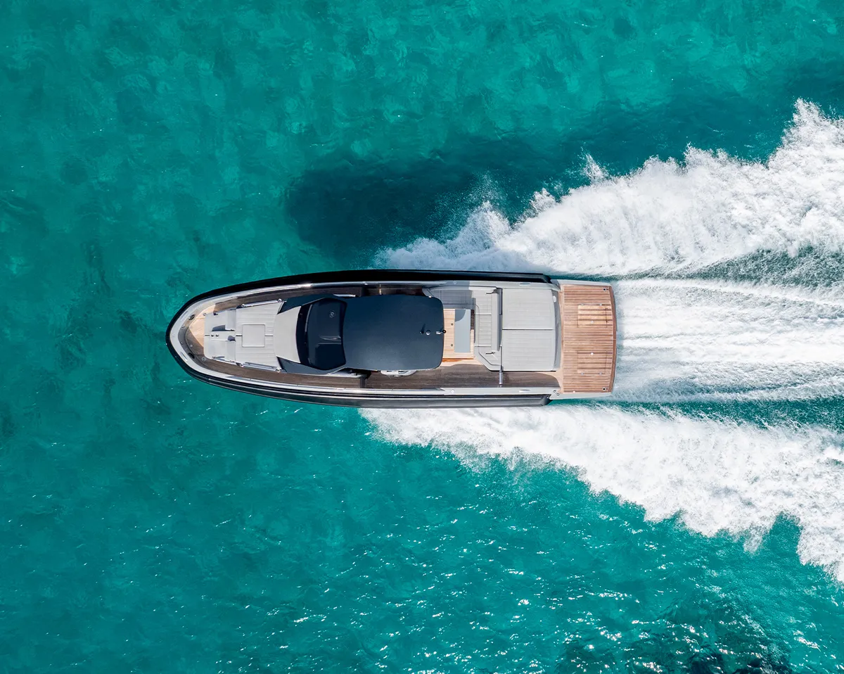 Sacs Marine Rebel 40: Boot varend op zee vanuit vogelperspecti
