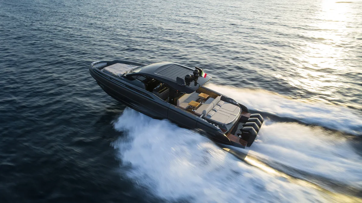 Sacs Marine Rebel 55: Boot varend op zee