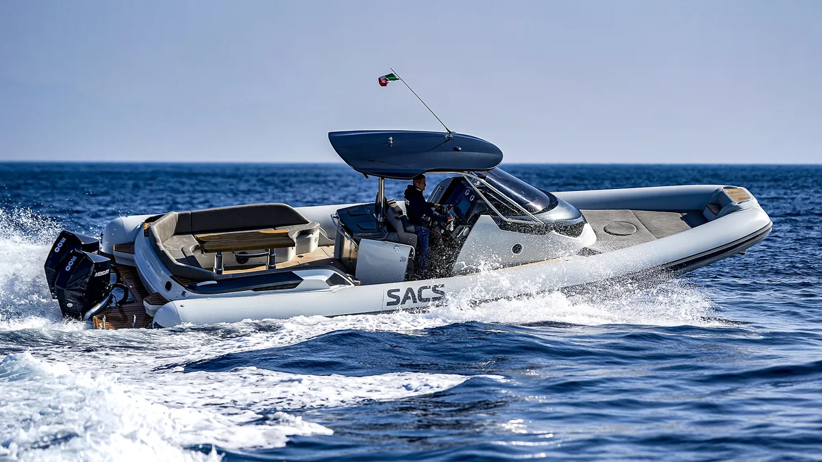 Sacs Marine Strider 11: Rib boot varend op zee