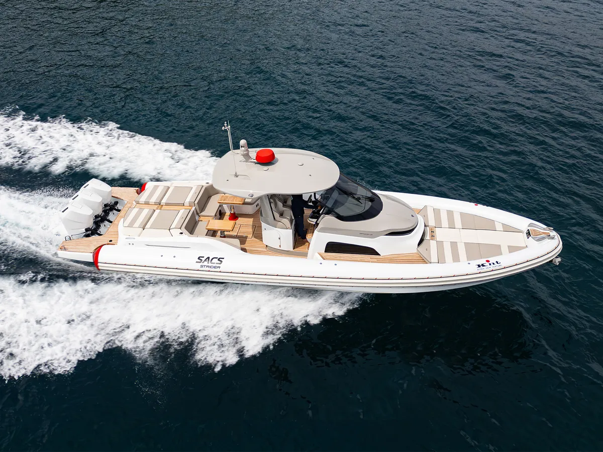 Sacs Marine Strider 13 KNT x SACS: Speedboot varend op zee