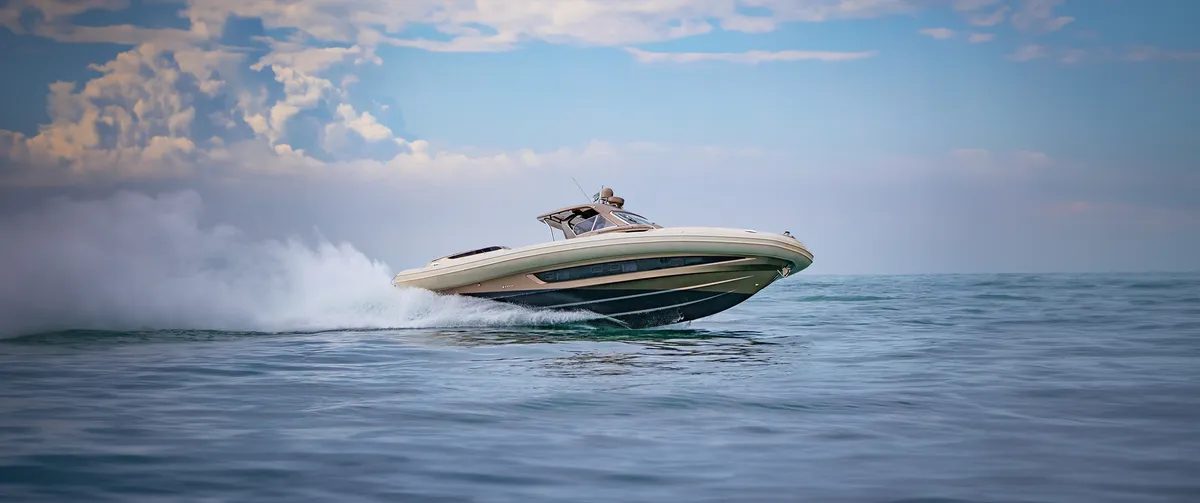 Sacs Marine Strider 19: Speedboot varend op zee