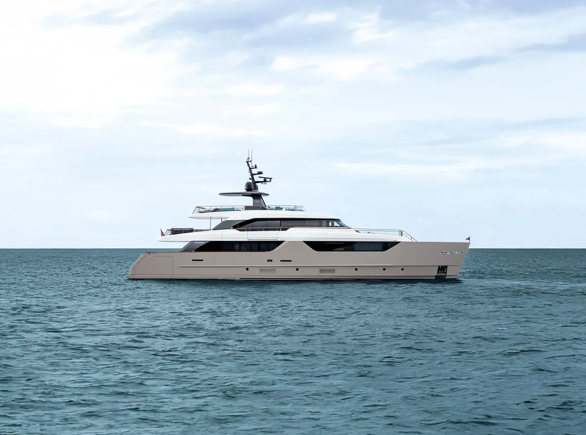 Sanlorenzo SD118: Jacht varend op zee