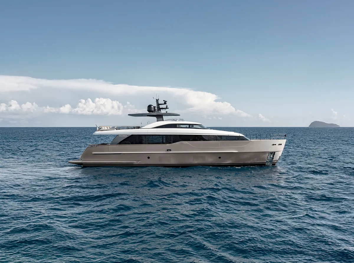 Sanlorenzo SD90: Jacht varend op zee