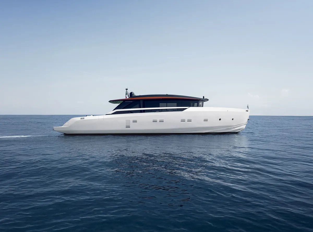 Sanlorenzo SP92: Witte motorjacht vaart op zee