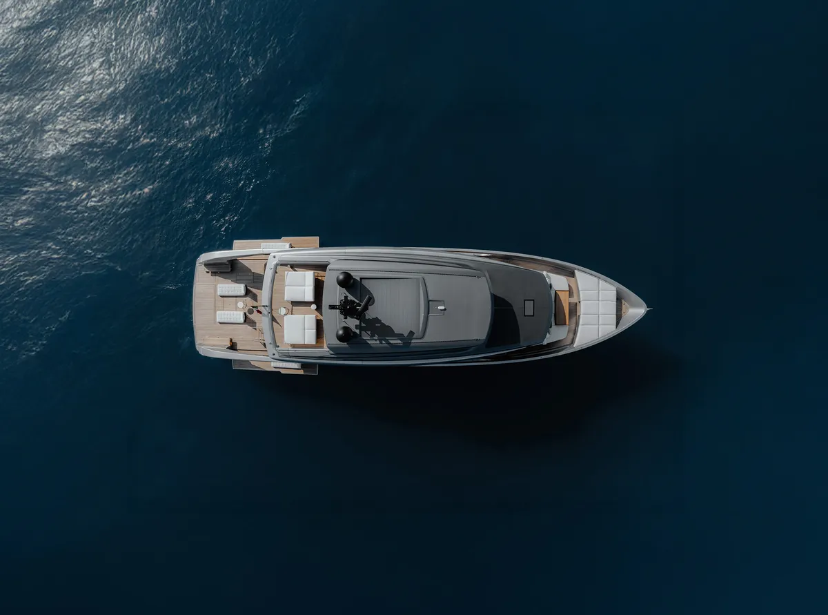 Sanlorenzo SX100: Luchtfoto boot op zee