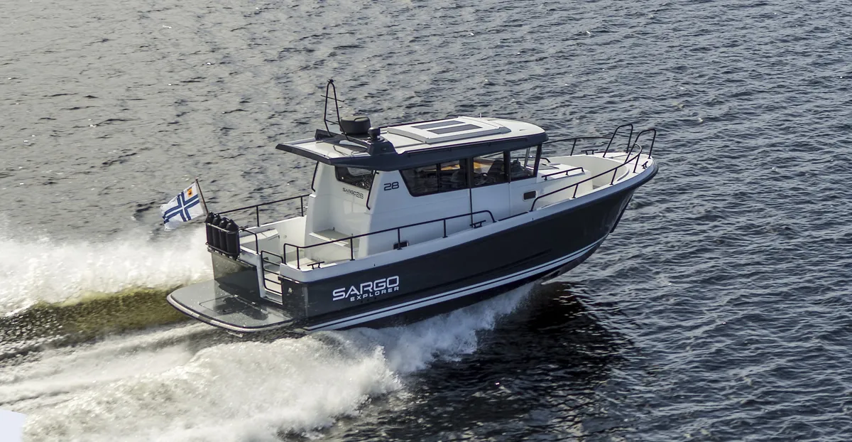 Sargo Boats 28 Explorer: Boot varend op water