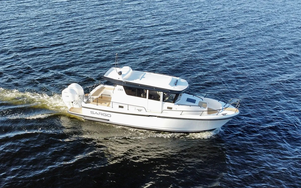 Sargo Boats 28 Outboard: Boot varend op water