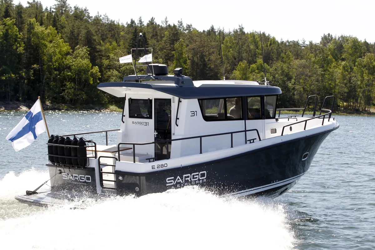 Sargo Boats 31 Explorer: Boot varend op water