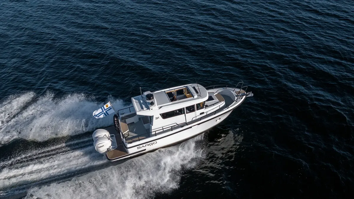 Sargo Boats 31 Outboard: Boot varend op zee