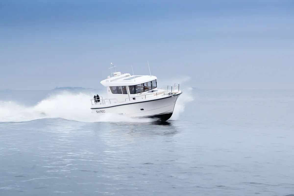 Sargo Boats 31: Boot varend op zee