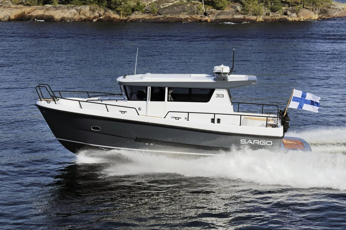 Sargo Boats 33 Explorer: Boot varend op water