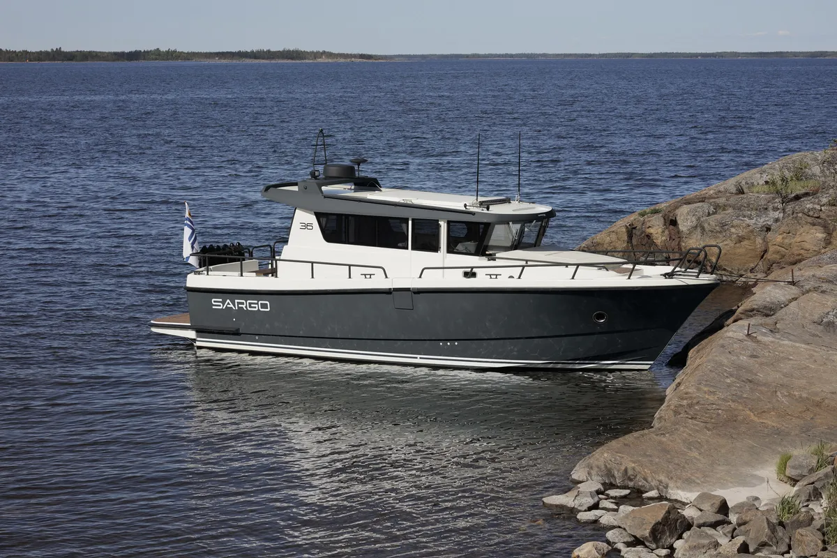 Sargo Boats 36 Explorer: Boot afgemeerd bij rotsen