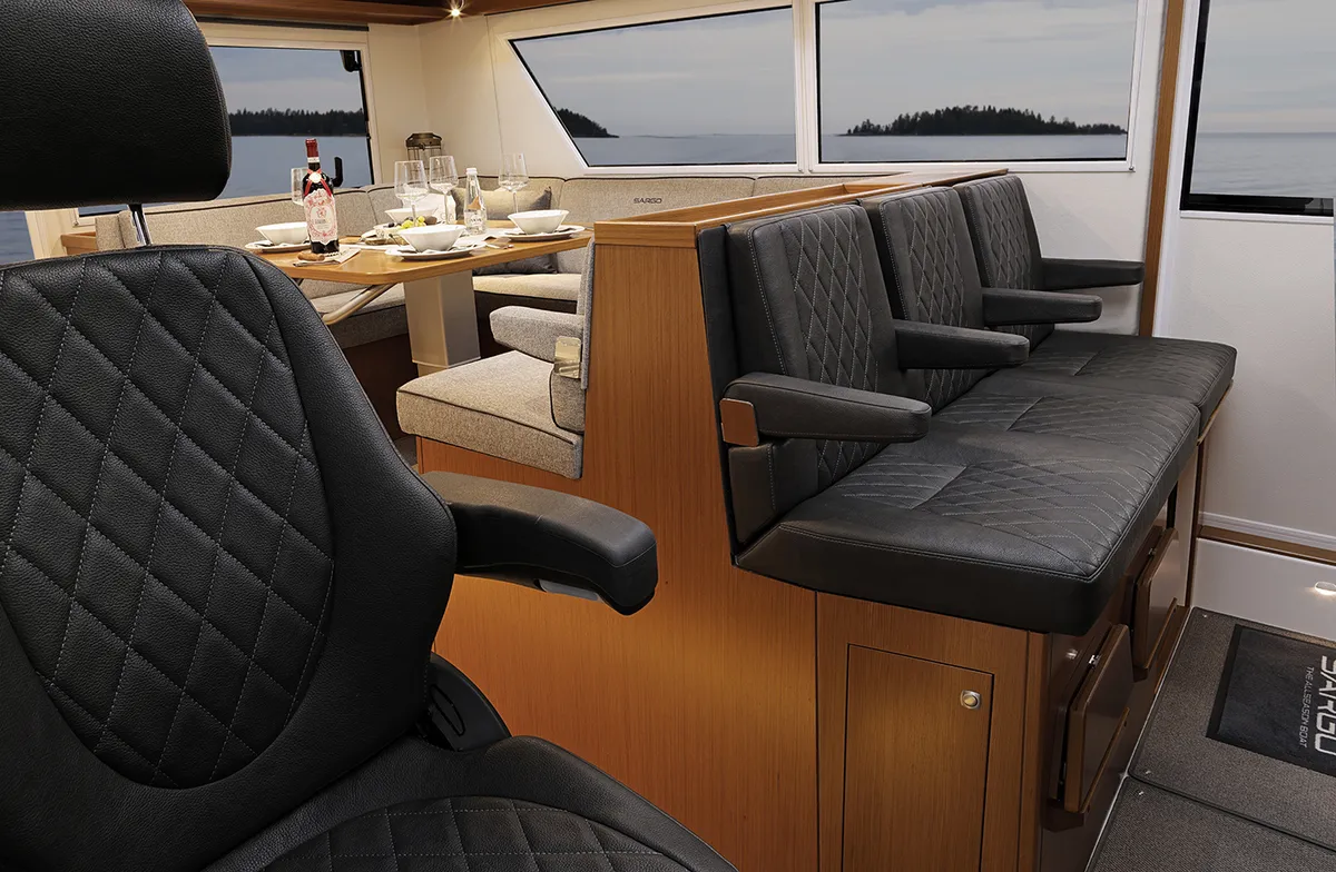 Sargo Boats 45 Explorer: Kajuit met lederen zitbanken en eettafel