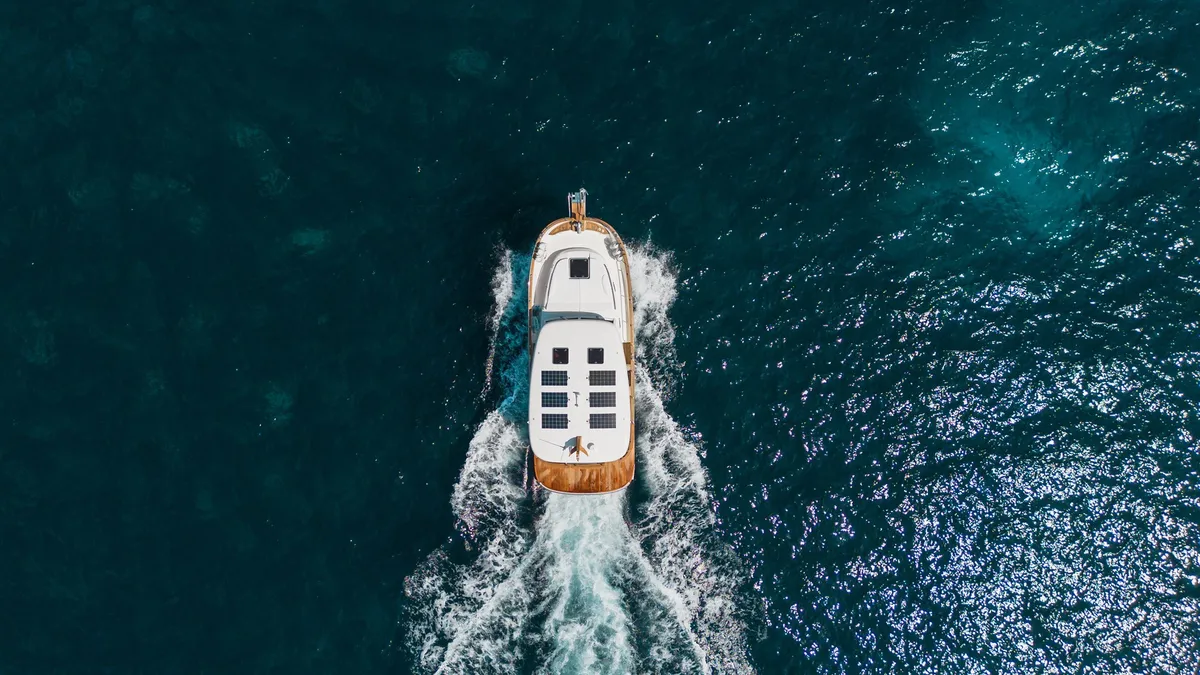 Sasga Yachts Menorquin 35 HT: Boot van bovenaf varend