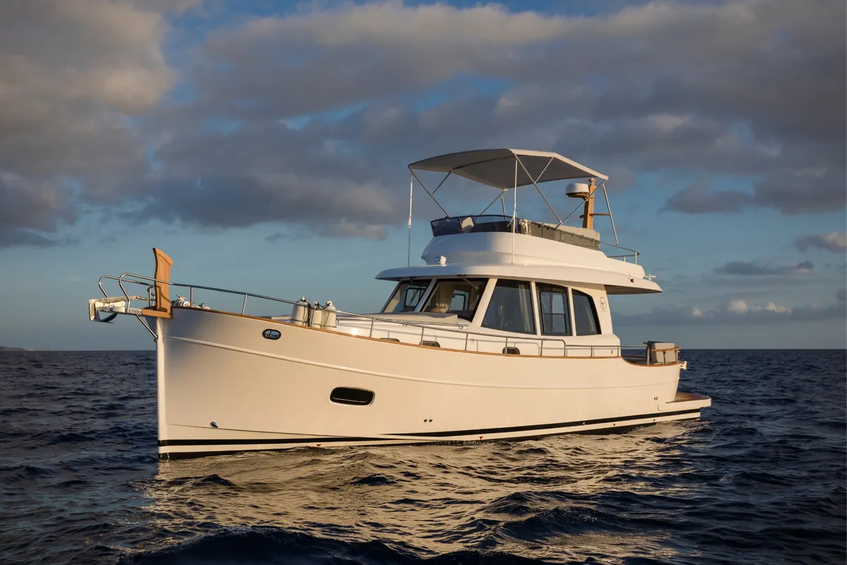 Sasga Yachts Menorquin 42 FB: Motorjacht op zee bij zonsondergang