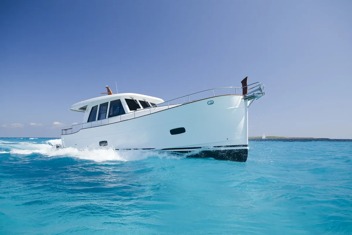 Sasga Yachts Menorquin 42 HT: Witte boot vaart op zee