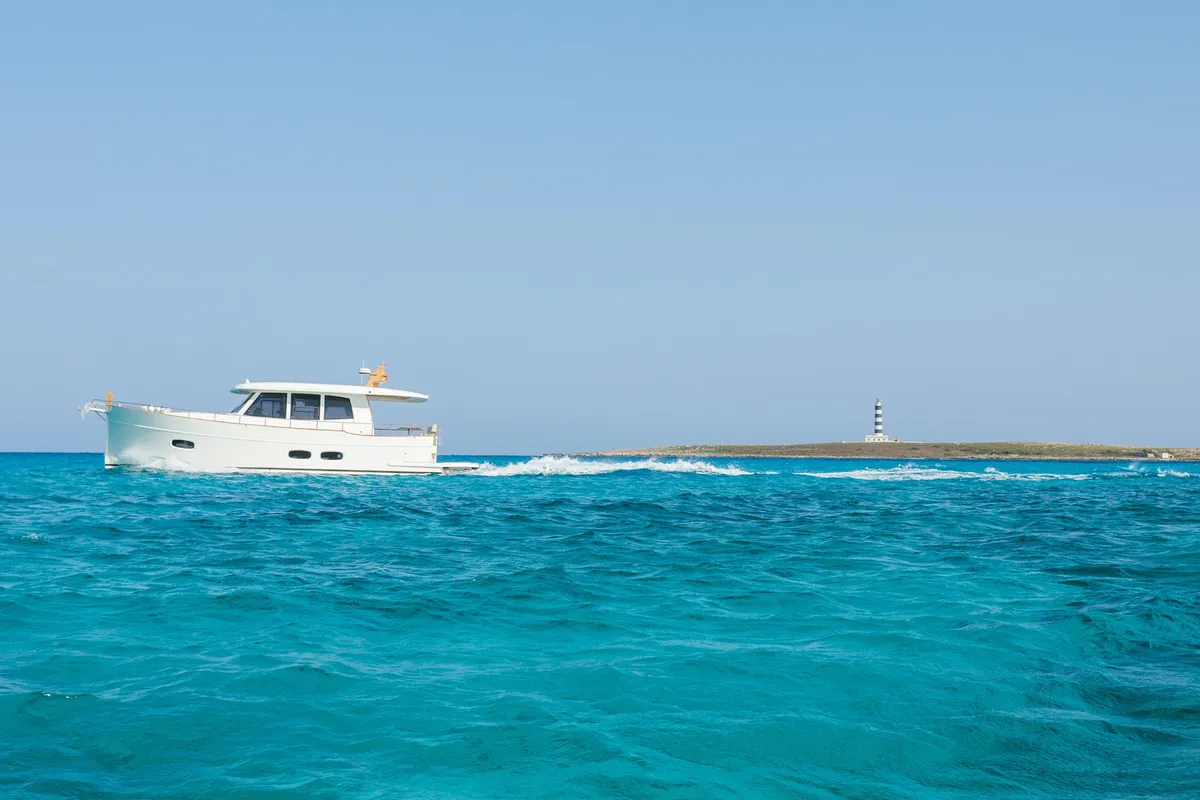 Sasga Yachts Menorquin 48 HT: Boot varend nabij vuurtoren
