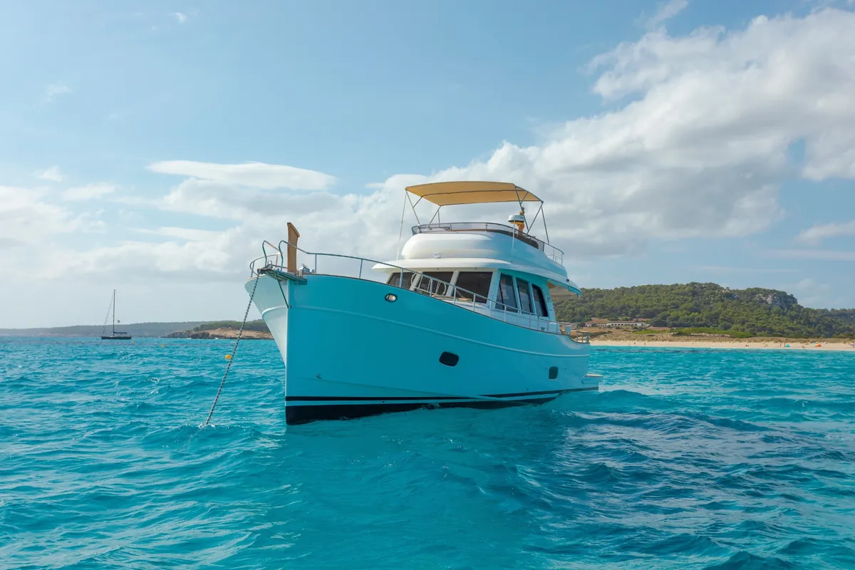 Sasga Yachts Menorquin 55 FB: Boot voor anker bij kust