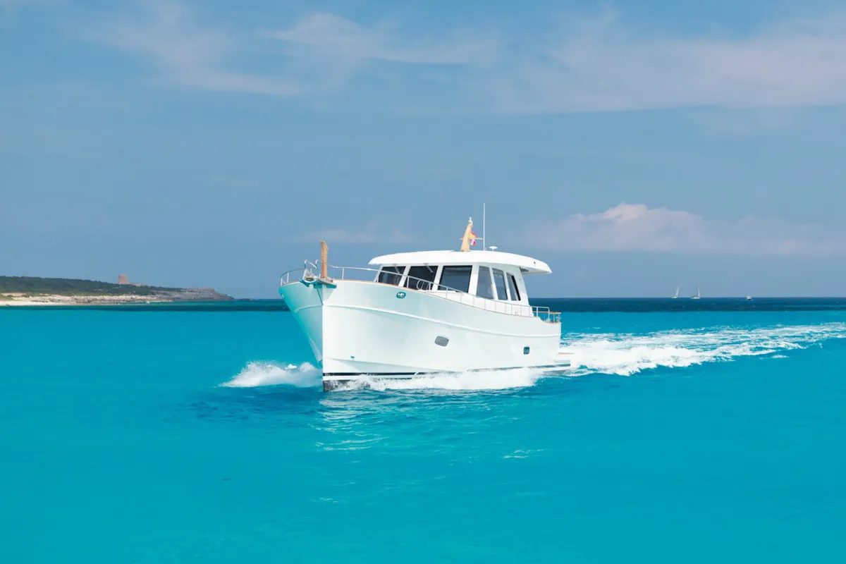 Sasga Yachts Menorquin 55 HT: Witte motorboot vaart op zee