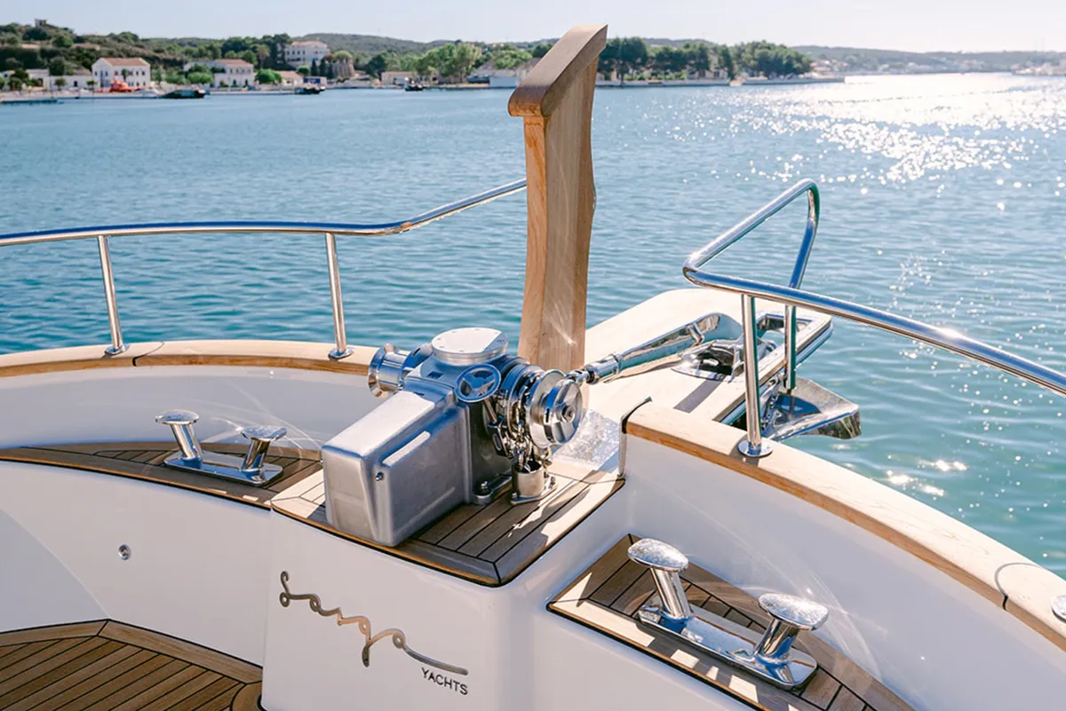 Sasga Yachts Menorquin 68 FB: Boeg met ankerlier en reling
