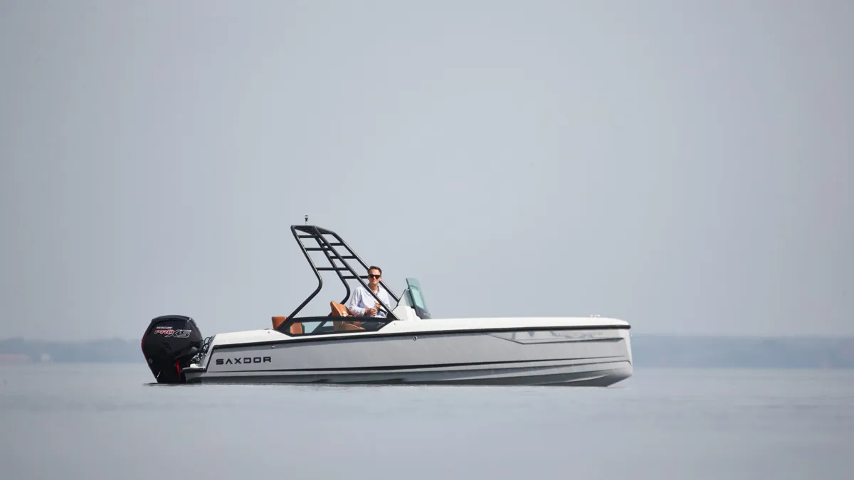 Saxdor Yachts 200: Boot varend op kalm water