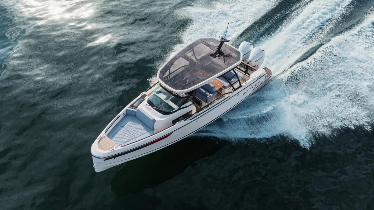 Saxdor Yachts 270 GTO: Boot varend op zee met kielzog