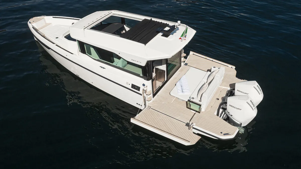 Saxdor Yachts 320 GTC: Boot van bovenaf gefotografeerd op water