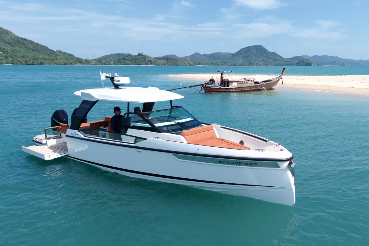 Saxdor Yachts 320 GTO: Witte motorboot vaart op zee