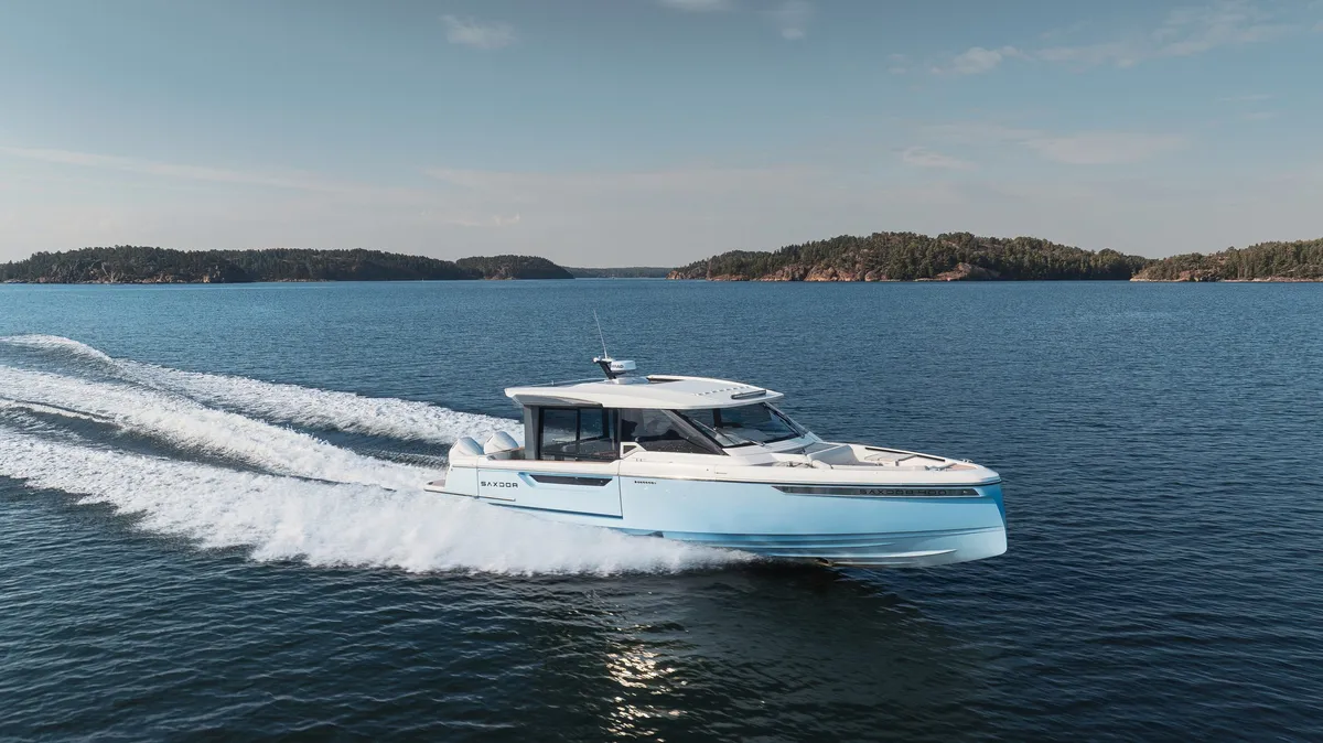 Saxdor Yachts 400 GTC: Boot varend op water met kielzog