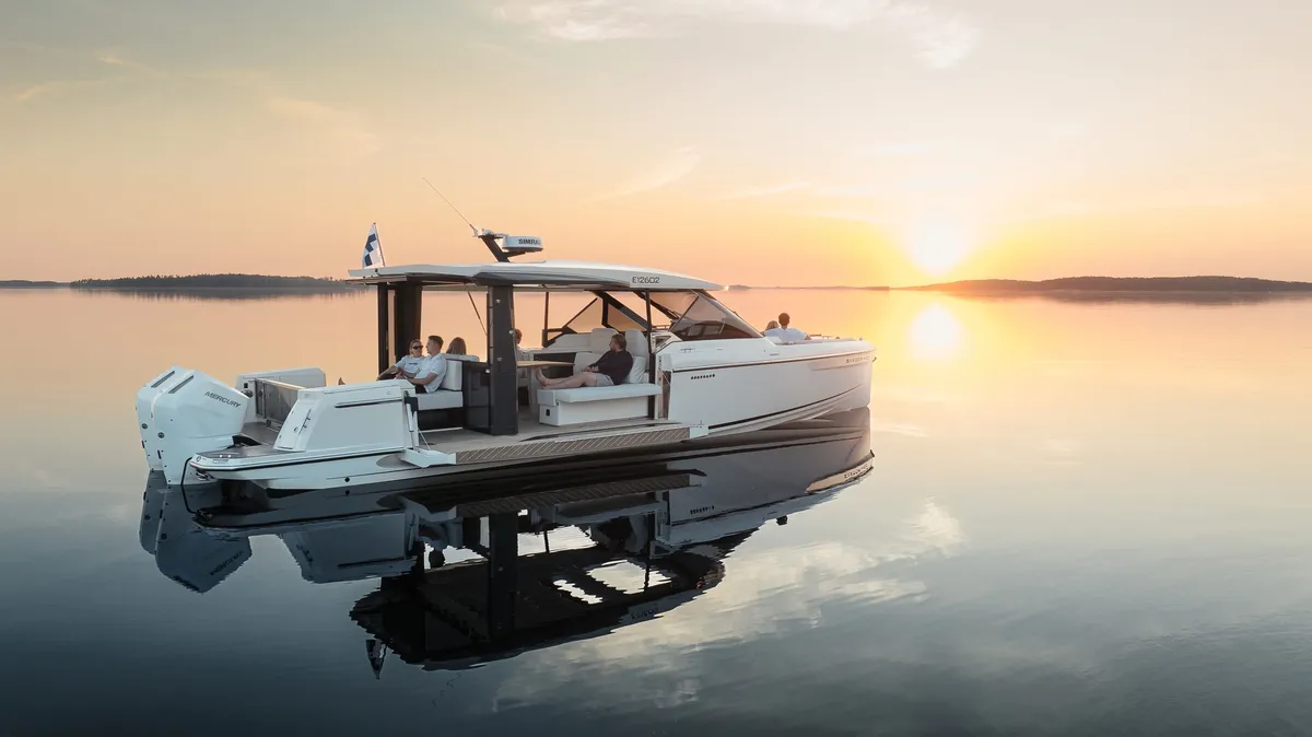 Saxdor Yachts 400 GTO: Boot op water bij zonsondergang