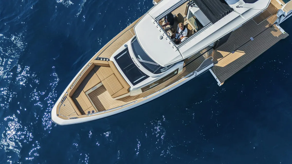 Saxdor Yachts 400 GTS: Luchtfoto boot op water