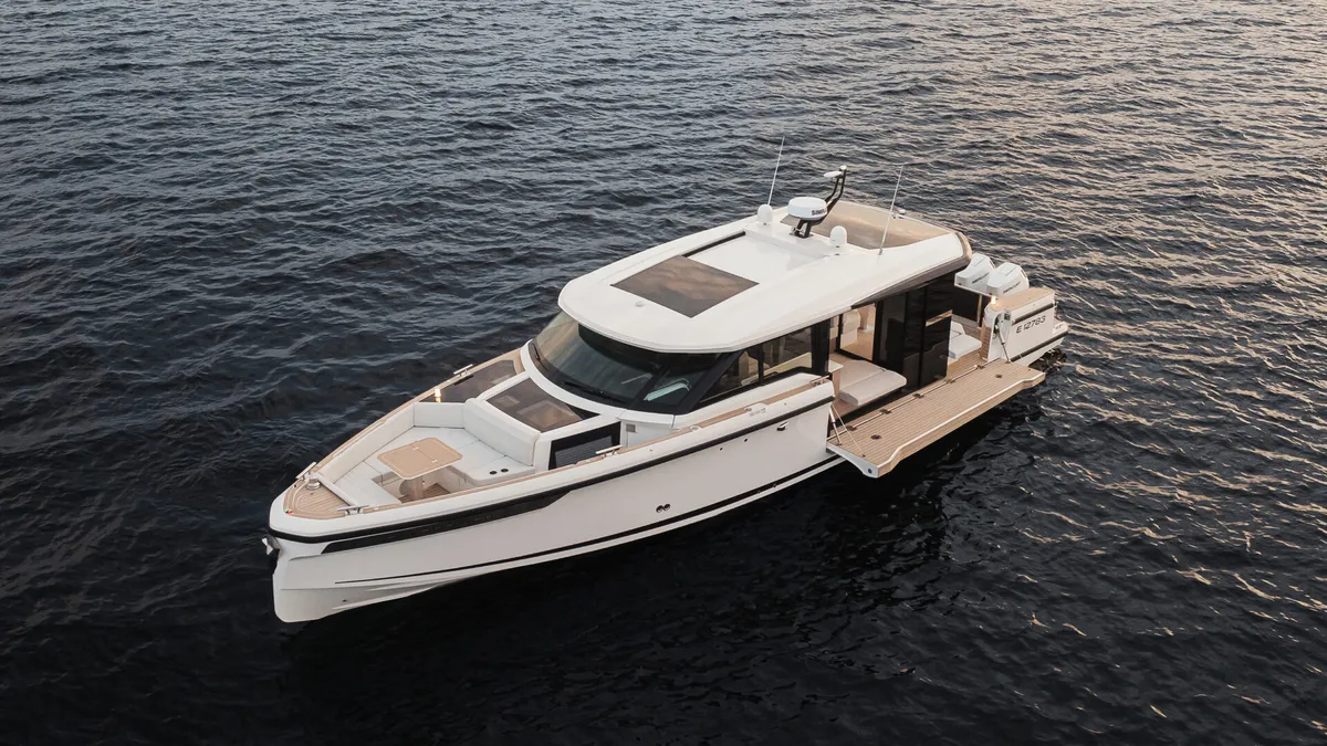 Saxdor Yachts 460 GTC: Boot van bovenaf op water