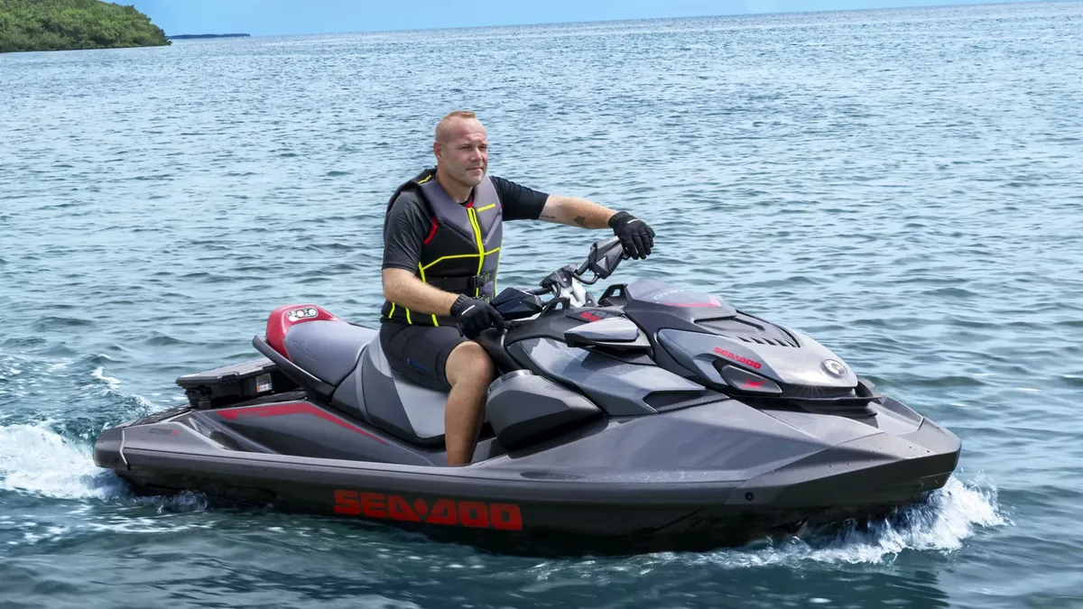 Sea-Doo GTR-X 300: Man rijdt jetski op zee