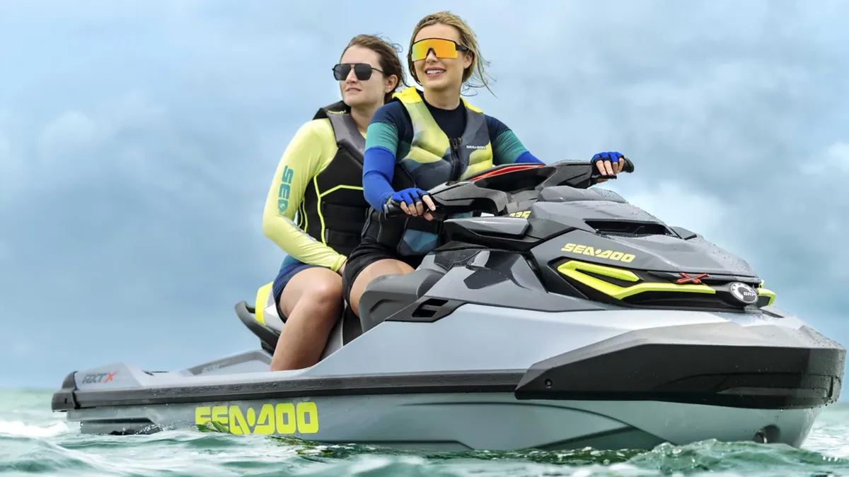 Sea-Doo RXT-X 325: Jetski met twee personen varend